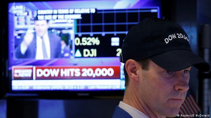 Wall Street Dow Jones überspringt erstmals die Marke von 20 000 (Reuters/B. McDermid)