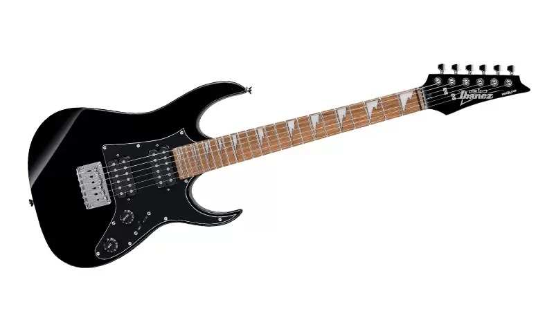 Guitarra Ibanez GRGM 21 preta em diagonal contra um fundo branco: modelo altamente profissional, mas de tamanho bem compacto.