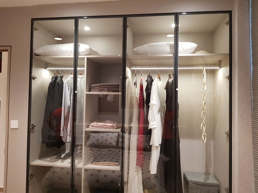 Cửa nhôm kính tủ áo mang lại độ sáng cho phòng ngủ của bạn