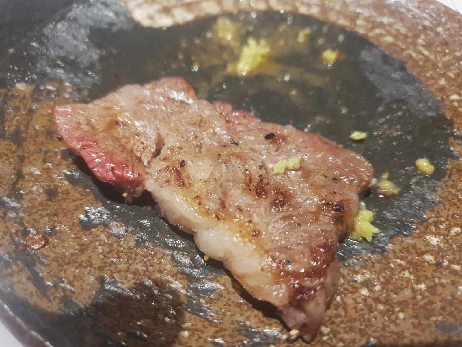 cooked wagyu at 肉听 三条木屋町店 with tiny bits of wasabi on top