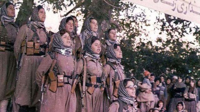 تعدادی از زنان عضو گروه های مسلح کرد بعد از پیروزی انقلاب (عکس آرشیوی)