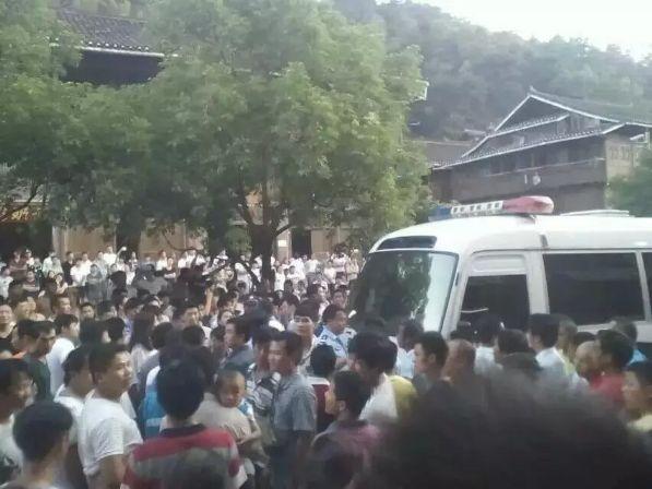贵州数千侗族村民抗强拆与警察冲突砸政府翻警车