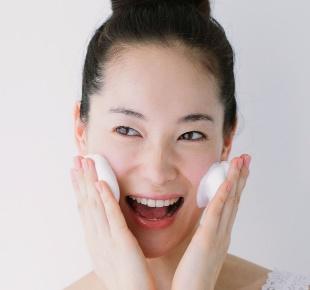 Dùng sữa rửa mặt tạo bọt làm sạch sâu