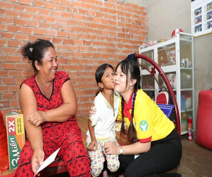 Ảnh có chứa ngườiMô tả được tạo tự động