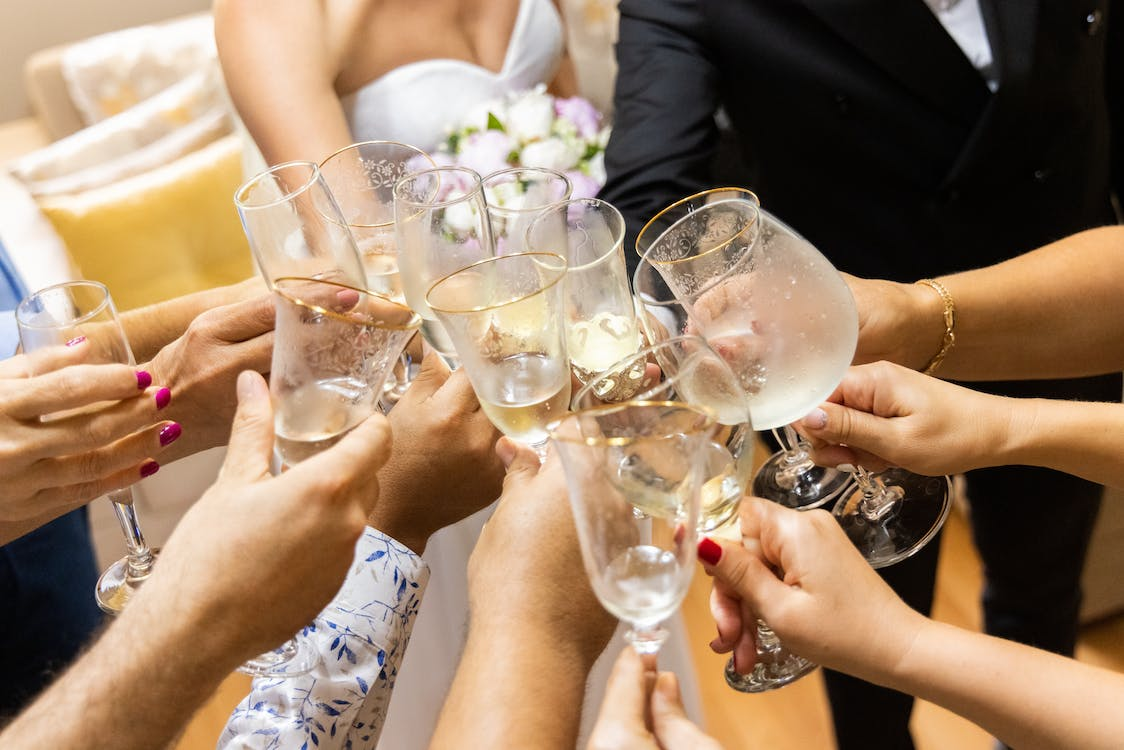how much alcohol to buy for a wedding