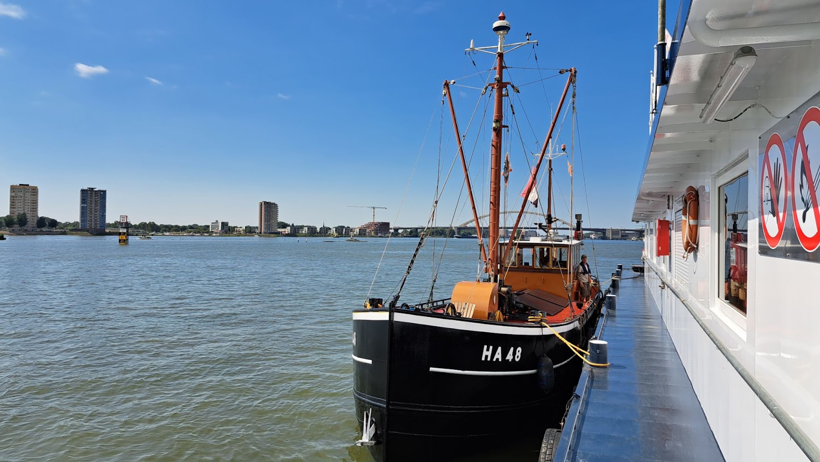 Bunkeren, met op de achtergrond de Brienenoordbrug