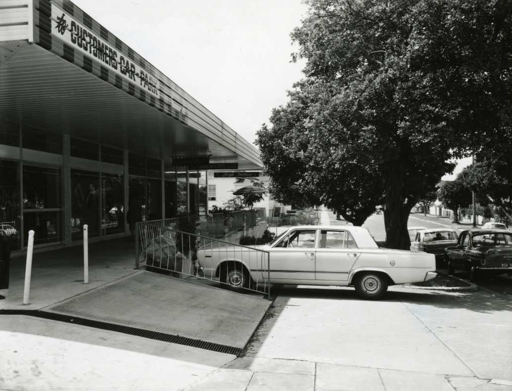 Racecourse Road in Ascot 