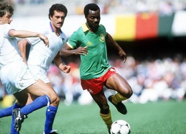 G:\cultura della maglia\Cameroun\Italia-Camerun-1-1-1982-Tardelli-Gentile-e-Roger-Milla.jpg