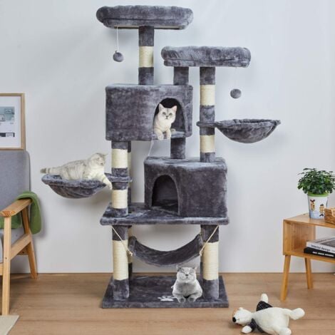 arbre à chat à plusieurs étages avec trois chats