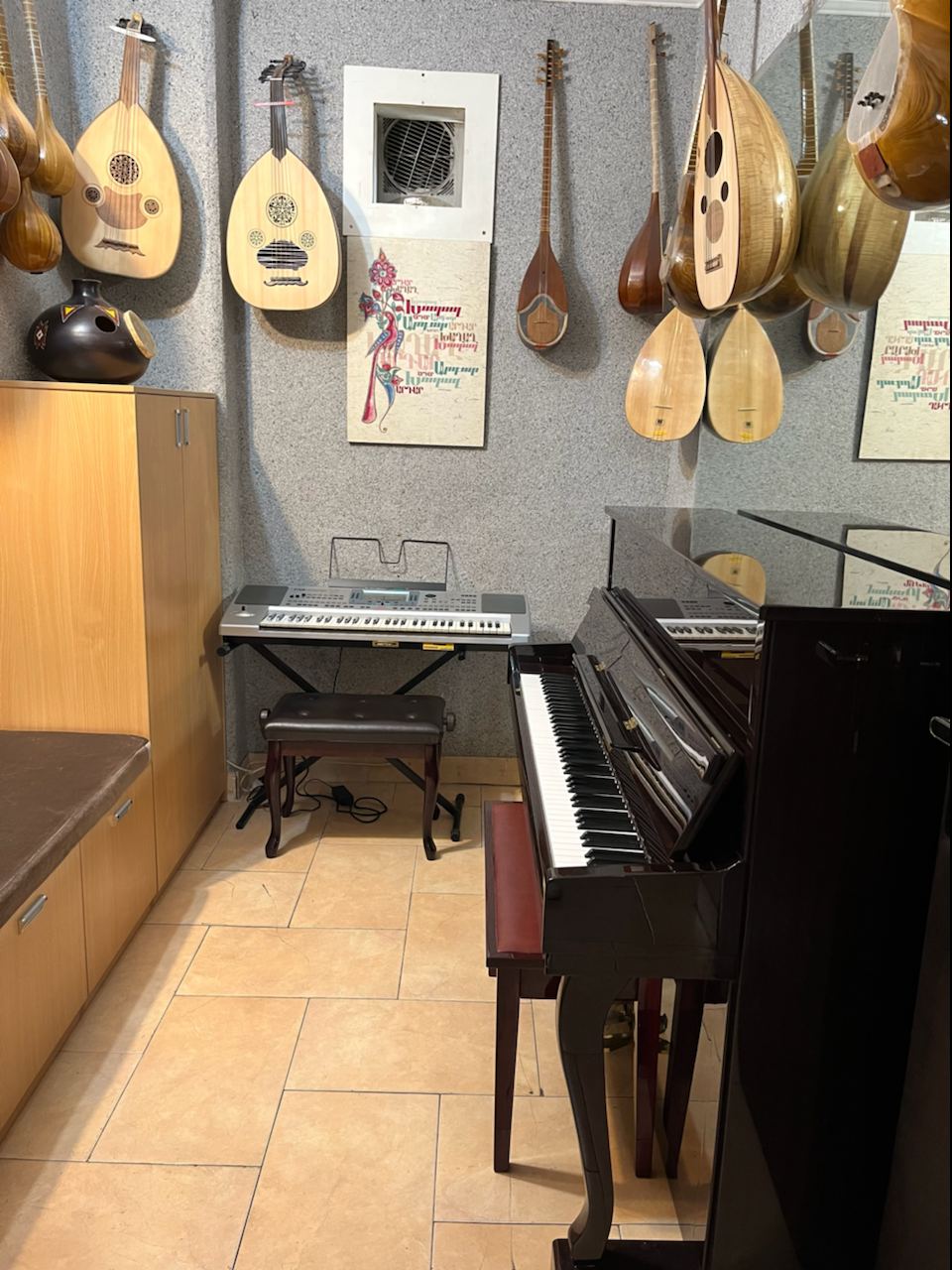 اتاق تمرین برای تک‌نوازی مجهز به پیانو آکوستیک هر ساعت