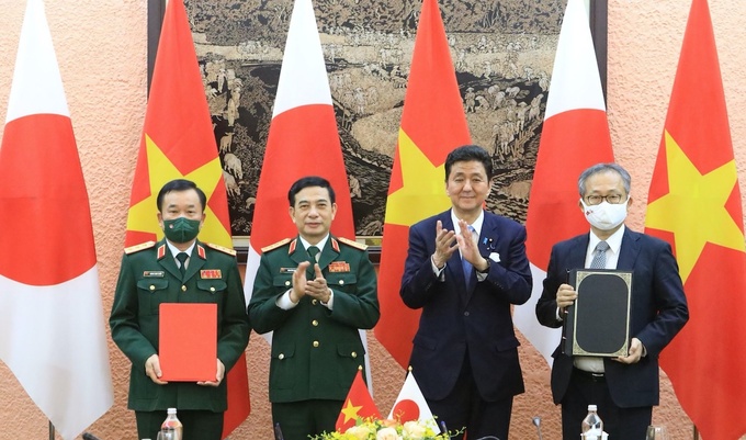 Tại buổi hội đàm, đại diện Bộ Quốc phòng Việt - Nhật ký kết Thỏa thuận chuyển giao thiết bị, công nghệ quốc phòng giữa Việt Nam và Nhật Bản. Ảnh: Hiếu Duy