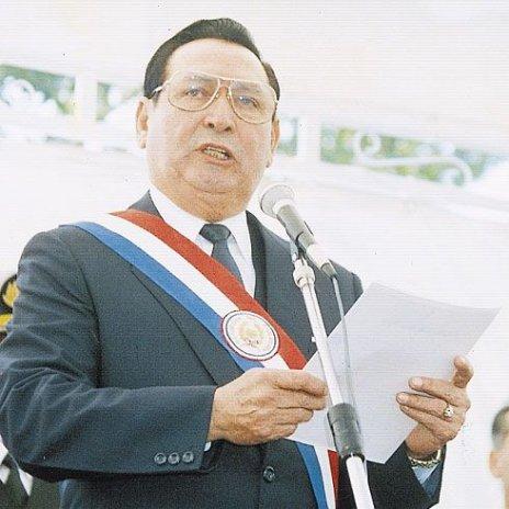 Andrés Rodríguez, general paraguaio, que derrubou o seu contraparente  Alfredo Stroessner (1912-2006) e ocupou o seu lugar na Presidência do  Paraguai entre 1989 e 1993