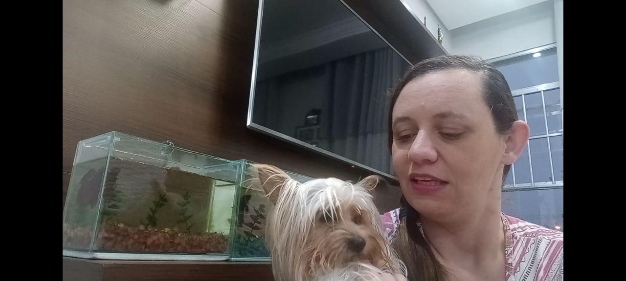 Mulher com cachorro na janela

Descrição gerada automaticamente