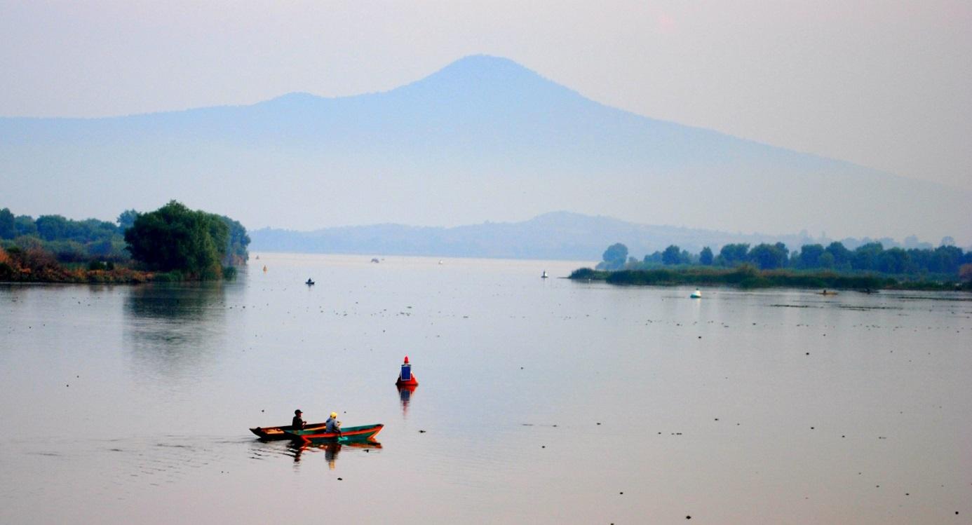 L’image contient peut-être : montagne, ciel, plein air, nature et eau