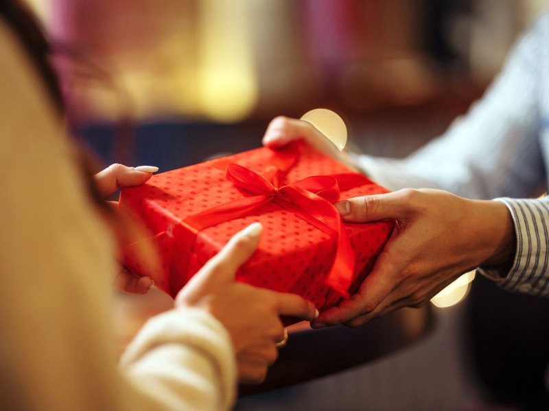 Lưu ý một số điều cấm kỵ khi tặng quà giúp tránh những tình huống tiêu cực