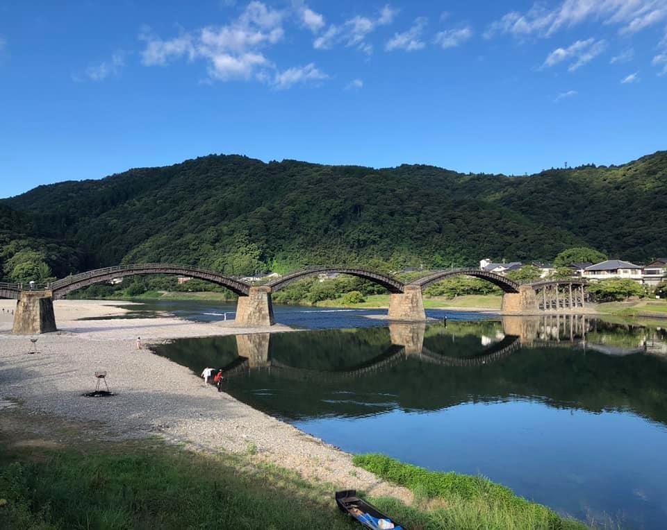 草, 屋外, 空, 水 が含まれている画像

自動的に生成された説明