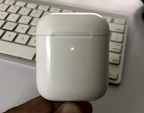 amber light airpods charging case