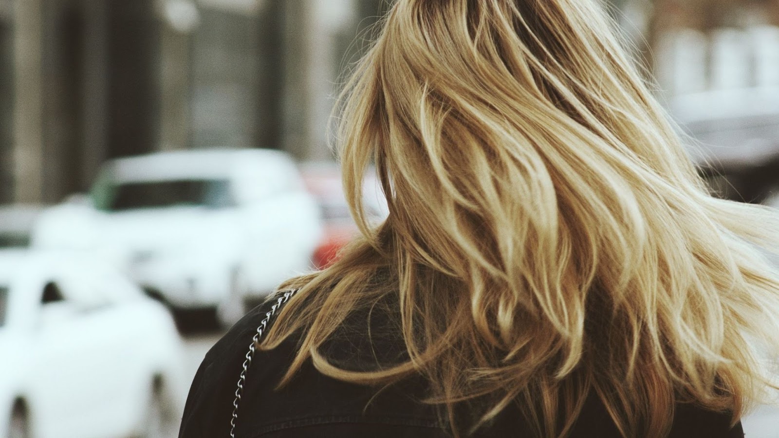 How to Blend Dark Roots With Blonde Hair at Home