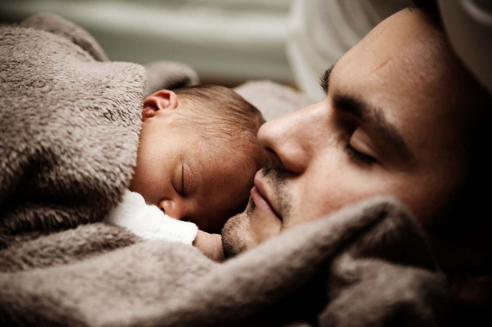 Durmiendo padre y bebe.jpg