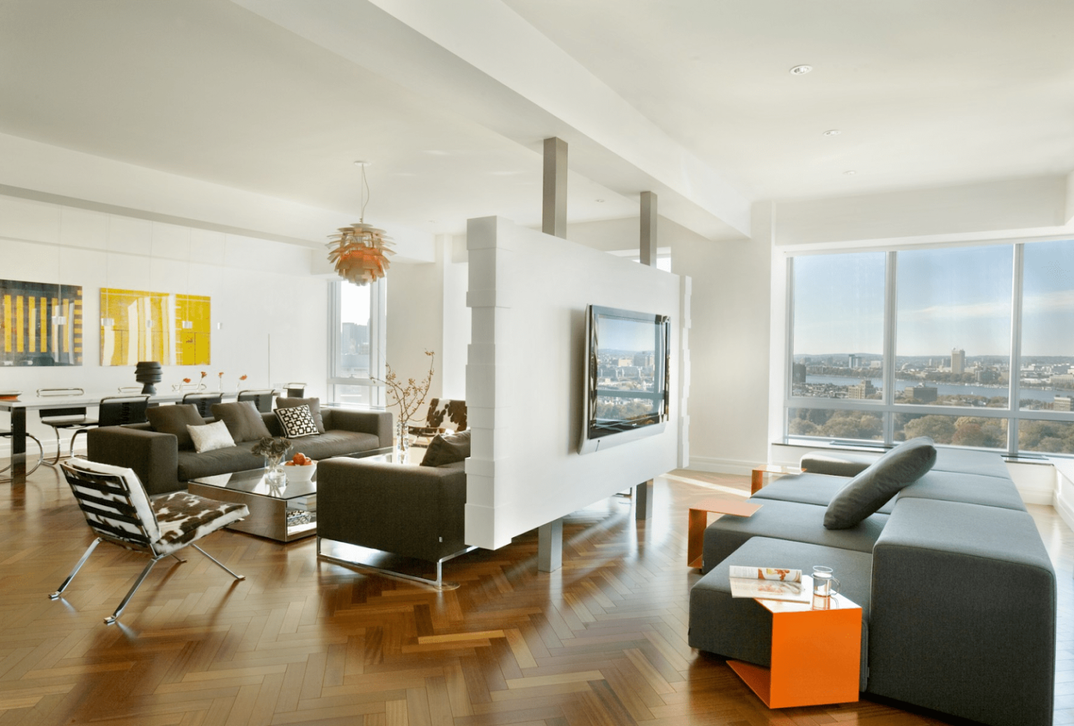Vách ngăn thạch cao kiểu dáng này có thể làm cho phòng khách trông rộng hơn và sắc sảo hơn, đồng thời cung cấp một không gian riêng tư cho chủ nhà.