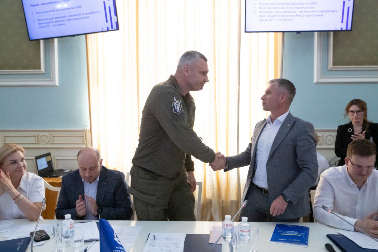 Липень 2023 р, голова АМУ Віталій Кличко та голова НАЗК Олександр Новіков під час підписання меморандуму про співпрацю