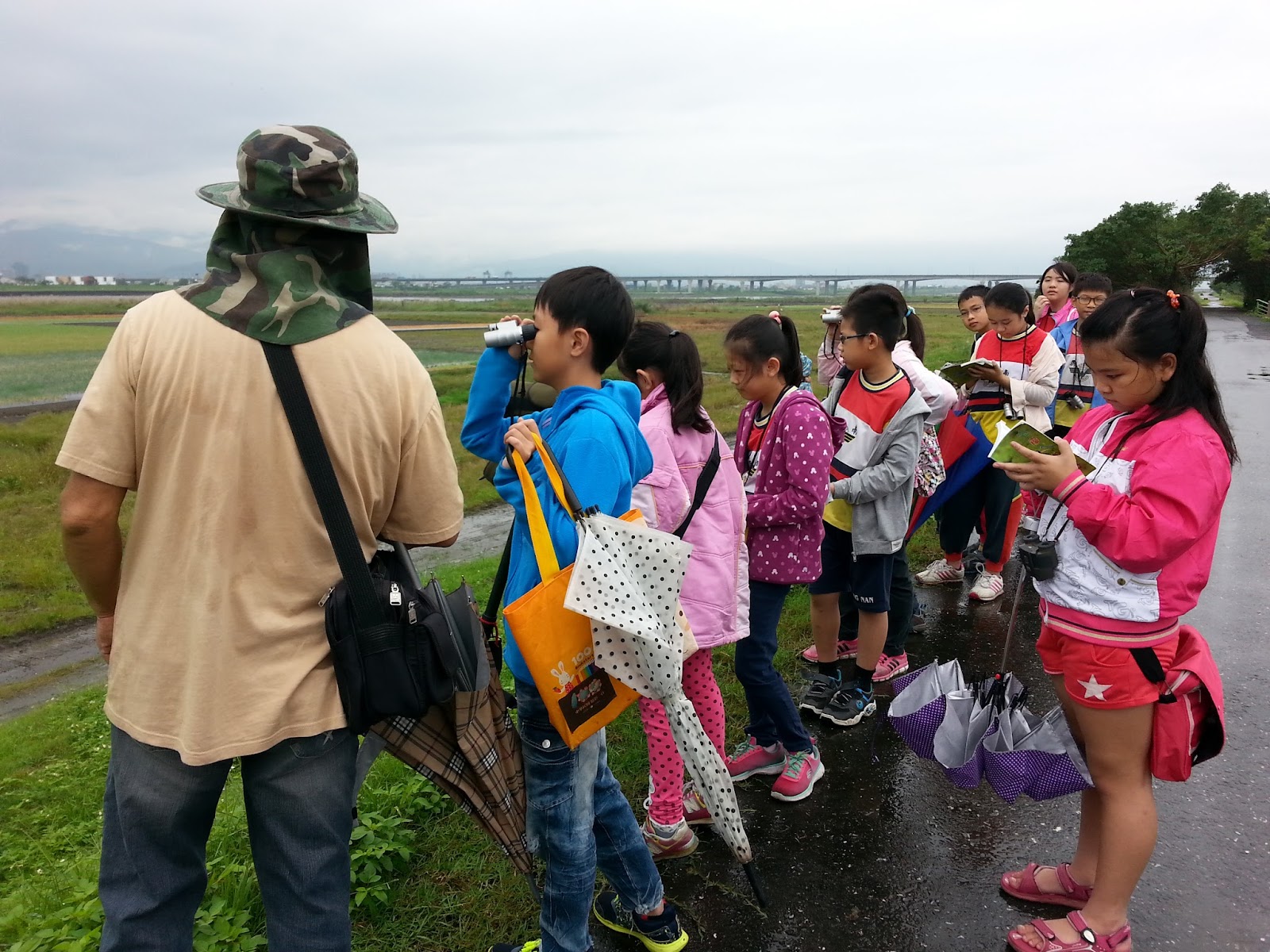 8.用雙筒望遠鏡尋找鳥類芳蹤.jpg