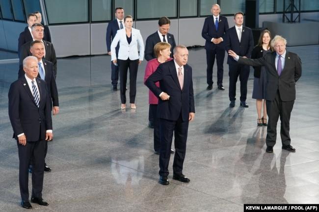 اردوغان در حال آماده شدن برای عکس گروهی رهبران وقت ناتو پس از نشست سران این سازمان در بروکسل ژوئن ۲۰۲۱