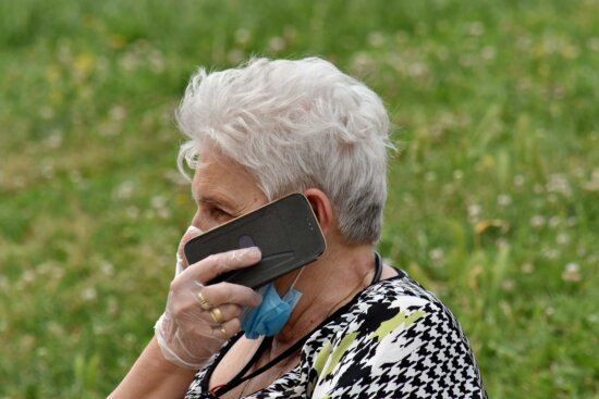 https://pixnio.com/media/coronavirus-elderly-face-mask-gloves-grandmother