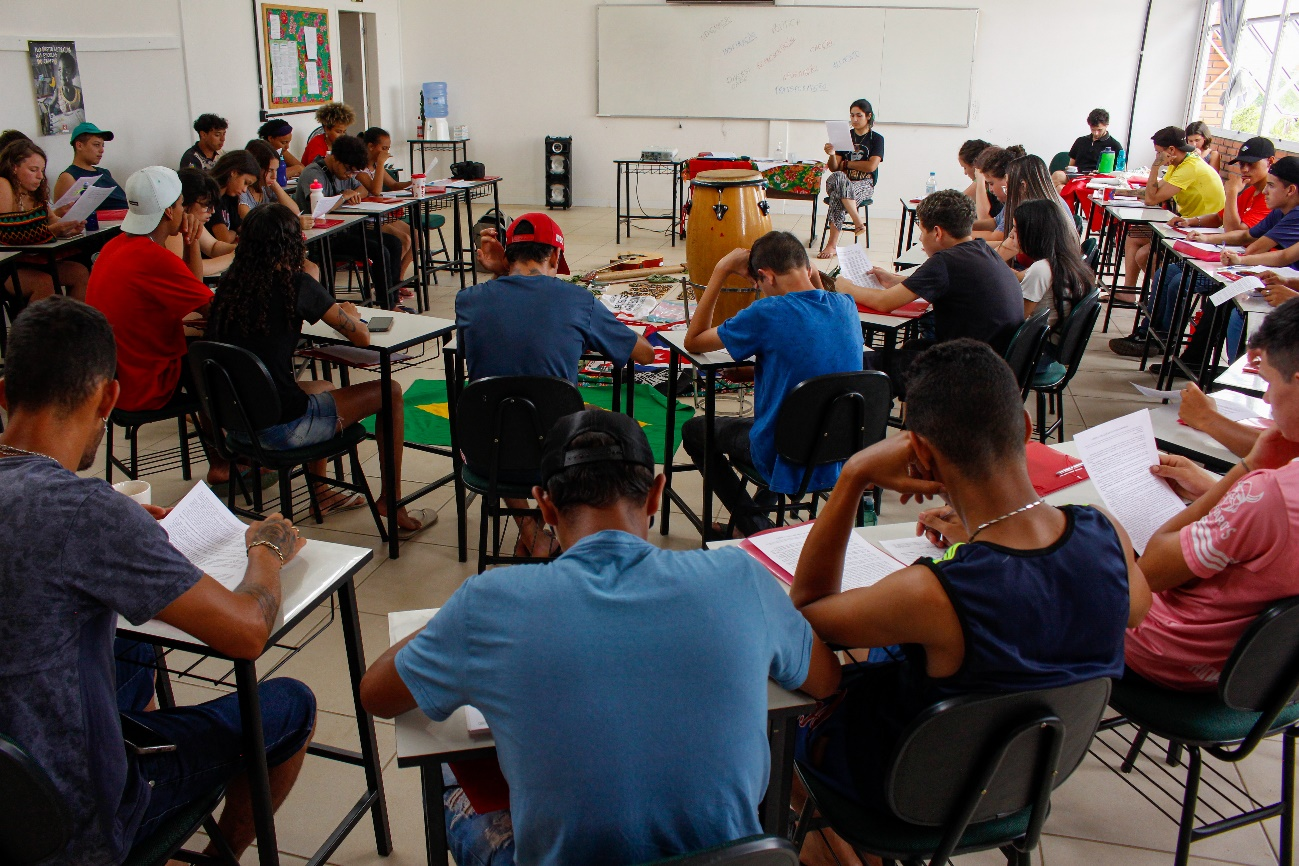 Grupo de pessoas sentadas ao redor de uma mesa

Descrição gerada automaticamente