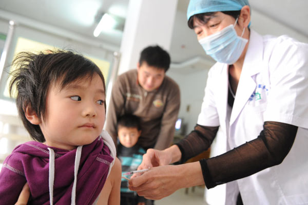 A child receives a measles vaccine from a doctor at Bozhou, Anhui province. (China Daily)