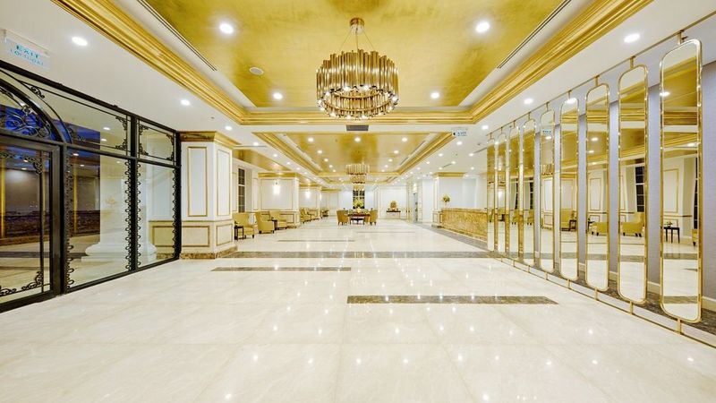 Sảnh lễ tân rộng lớn được dát vàng tạo cảm giác choáng ngợp khi khách vừa bước vào check in