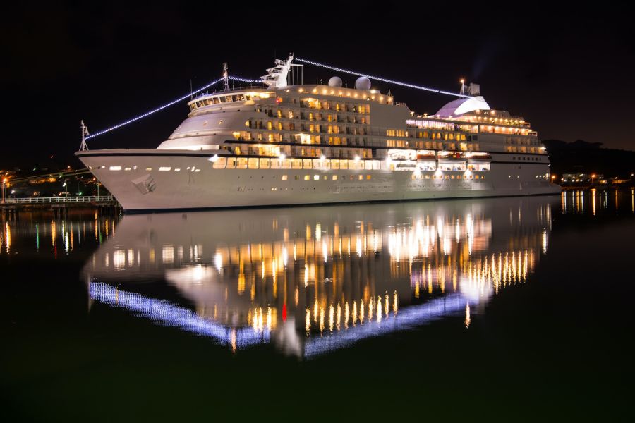 crucero fluvial nocturno en octubre