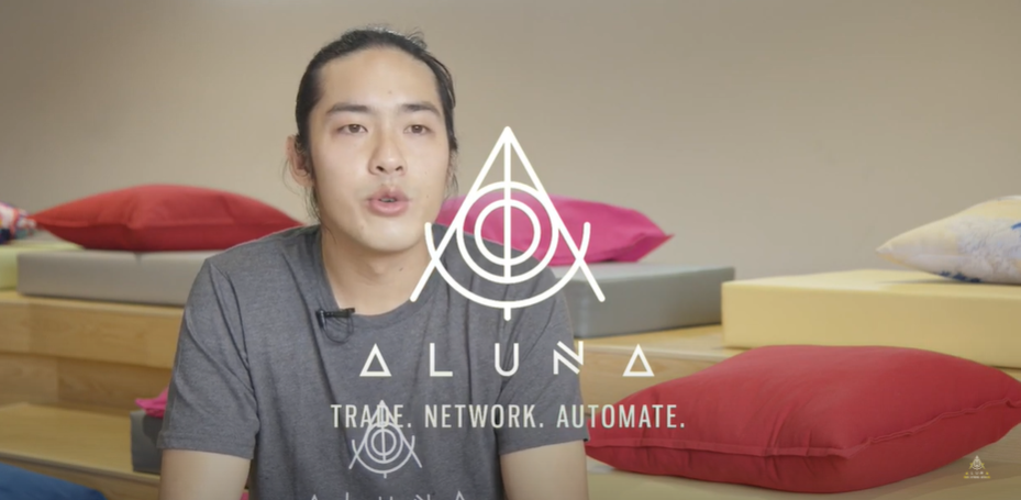 Alvin lee, en pleine présentation du projet de plateforme de trading social Aluna 