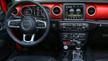 Bảng táp lô Jeep Wrangler 2023 vẫn thiết kế đối xứng truyền thống với các tầng lớp chức năng trực quan