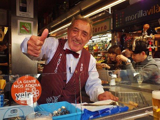De tapas con Juanito Bayen, propietario de Bar Pinotxo en Barcelona De tapas con Juanito Bayen, propietario de Bar Pinotxo en Barcelona