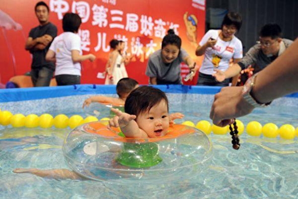 国全面推行二孩政策2年多，但新生儿數目从去年开始逐步減少。（AFP）