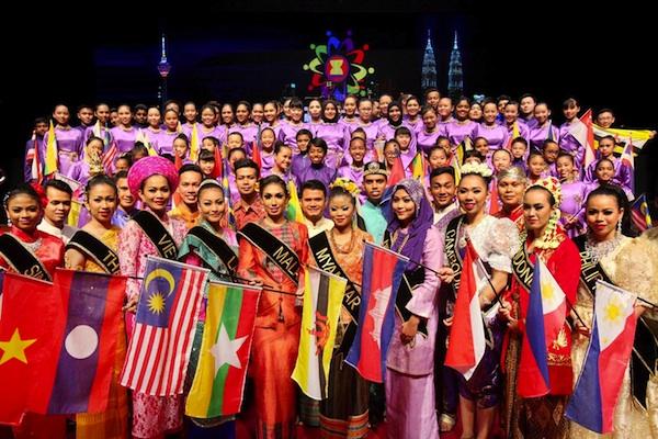 Tác phẩm “Mọi người mặc quần áo truyền thống và vẫy cờ các nước ASEAN tại lễ chào mừng khoảnh khắc ASEAN, tổ chức tại Kuala Lumpur, Malaysia của tác giả Mohd Faihan Mohd Ghani, Malaysia