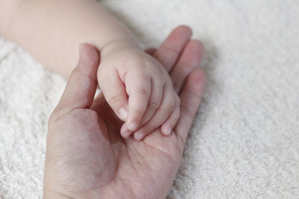 https://pixabay.com/photos/mother-to-child-newborn-hand-warm-5838068/