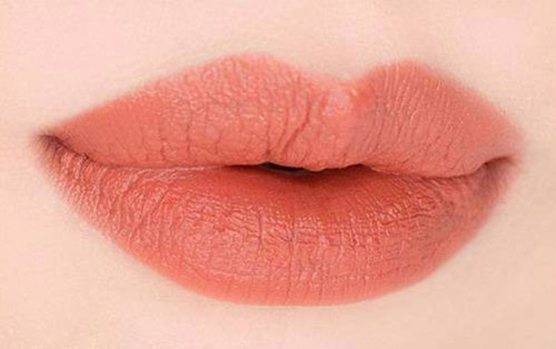 phun môi màu cam đất lại trở thành xu hướng “hot trend” 2022