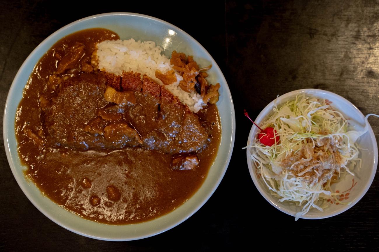 皿の上の食べ物

自動的に生成された説明