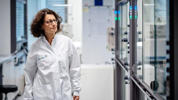 Özlem Türeci, medizinische Geschäftsführerin des Biotechnologie-Unternehmens Biontech, in einem Labor. © picture alliance/Biontech/dpa 