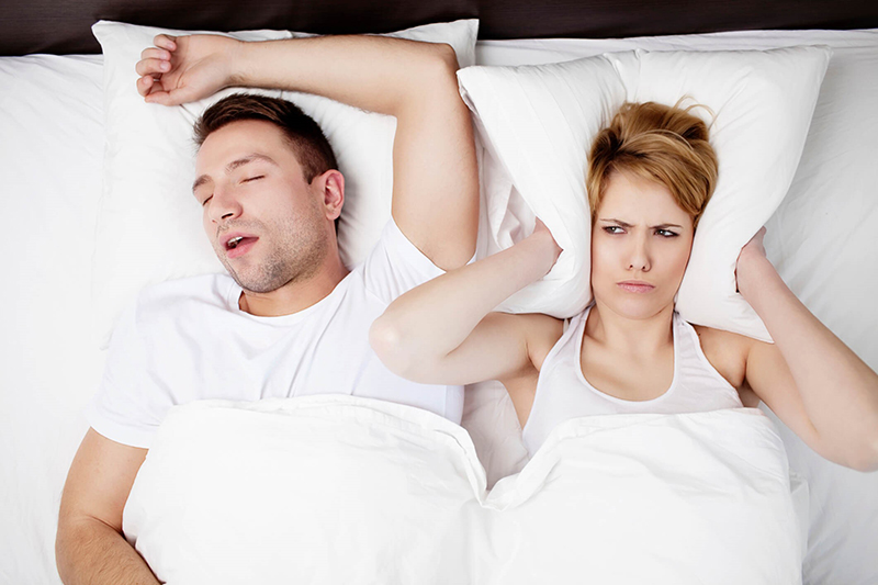 Ngáy ngủ là một trong những triệu chứng của bệnh ngưng thở khi ngủ
