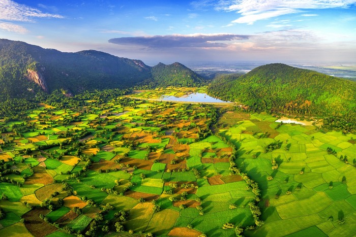 Tour du lịch Châu Đốc - Cánh đồng lúa Tà Pạ nằm giữa những ngọn núi đá nhìn từ trên cao