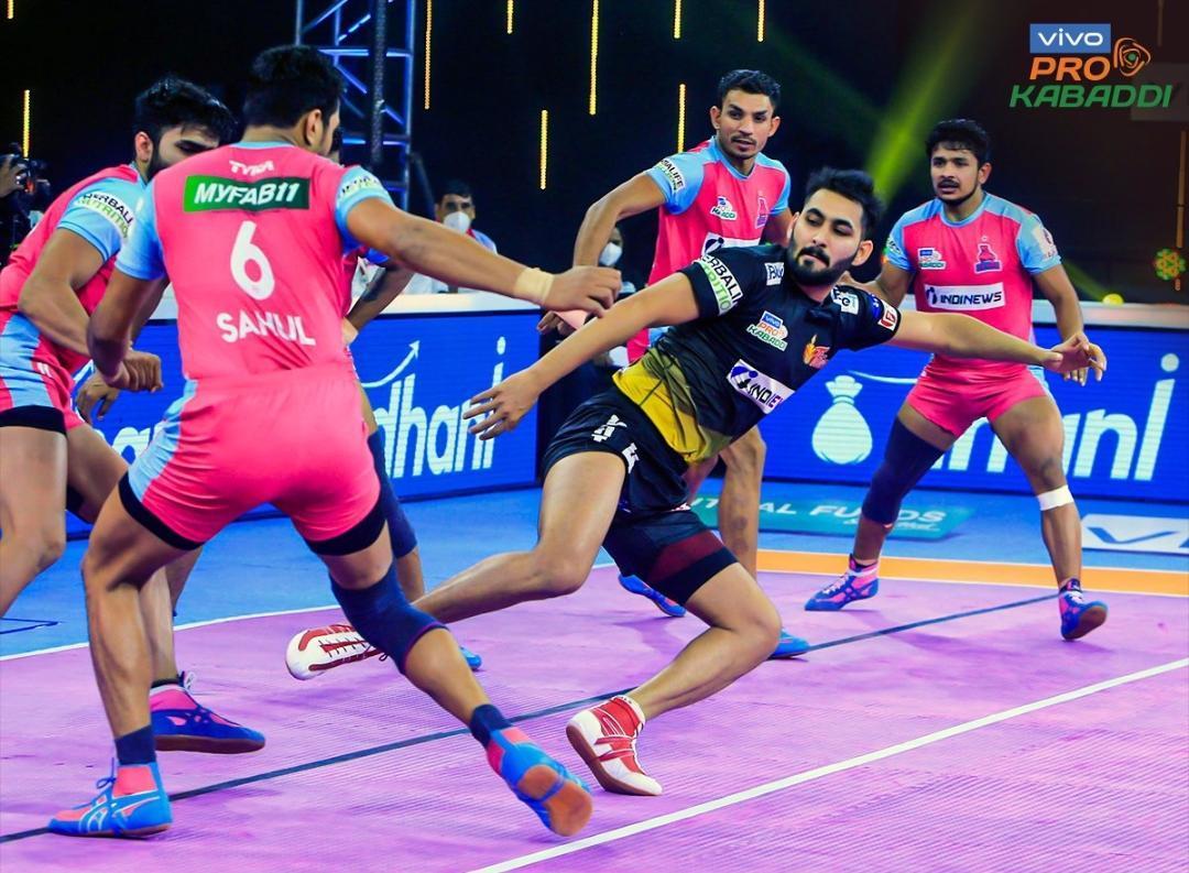 Rajnish successfully attempts a touch against the Jaipur defenders while picking up 7 raid points for his side