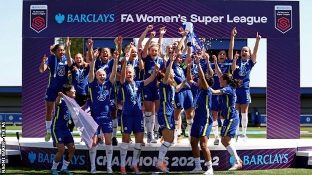 <a href='/clubs/chelsea'>Chelsea</a> celebrate winning the WSL title