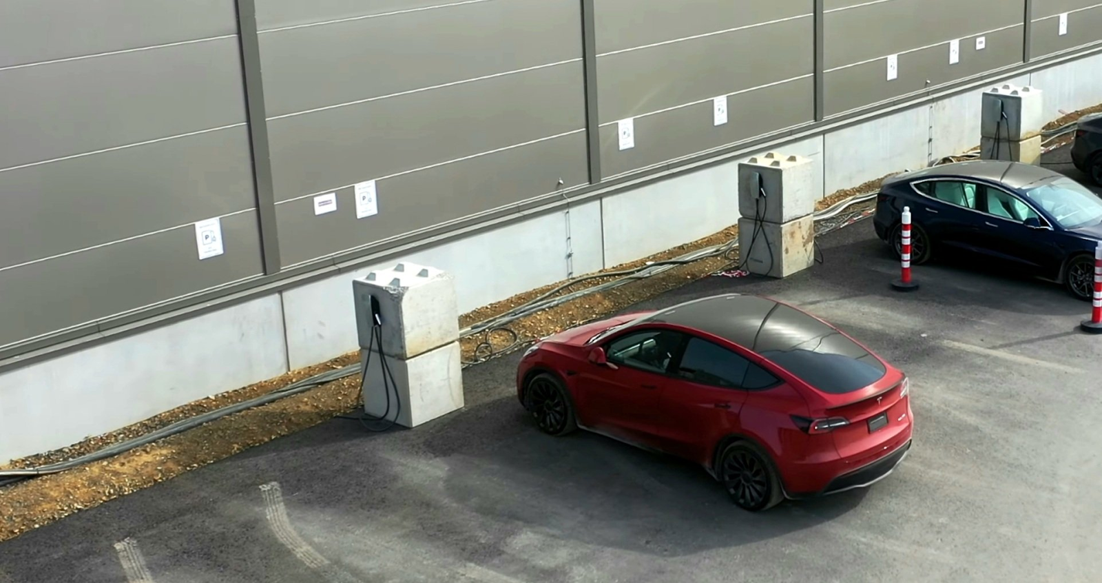 Tesla sur un parking équipé de bornes de recharge