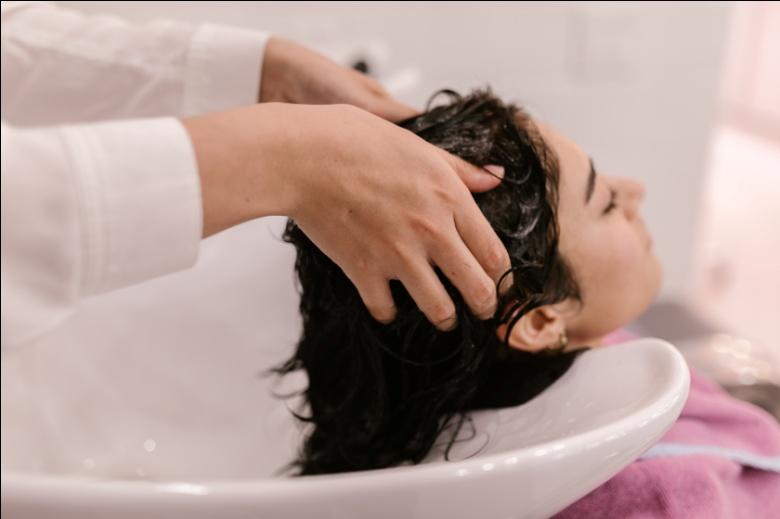cara alami mengatasi rambut rontok tidak keramas terlalu sering