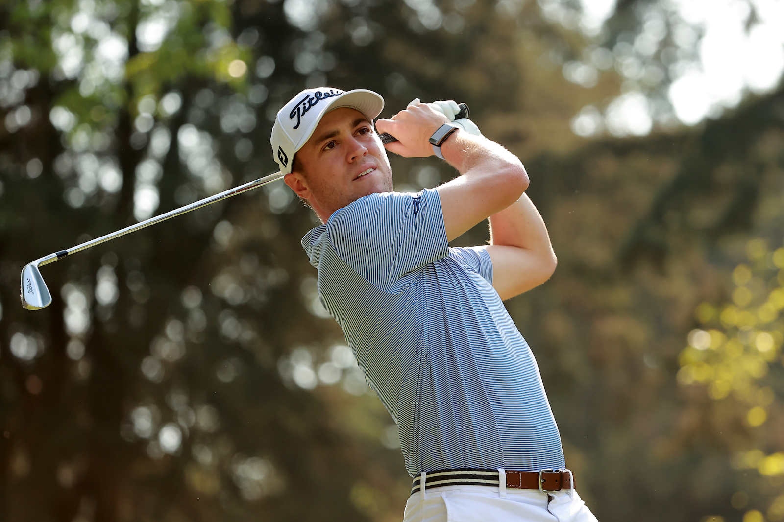 man golfing with titleist hat