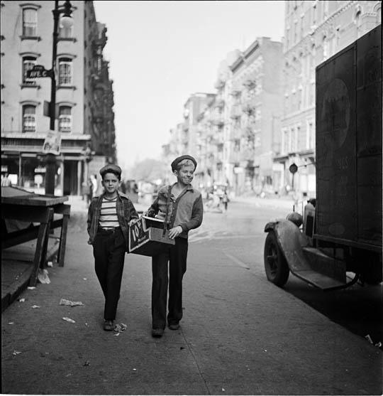 http://alvinso.com/wp-content/uploads/2011/12/stanley-kubrick-1940s-new-york-photographs-22.jpg