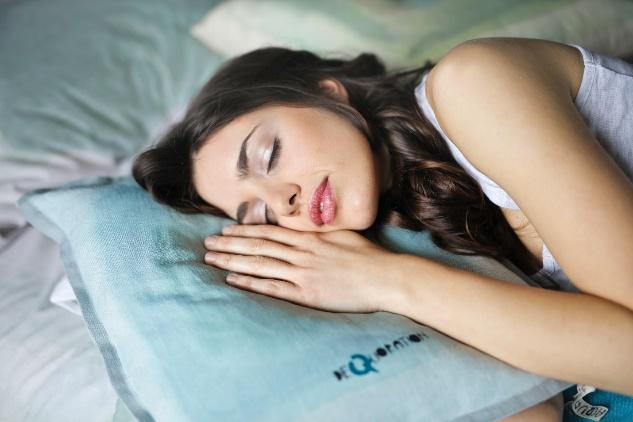A person sleeping on a bed

Description automatically generated with medium confidence